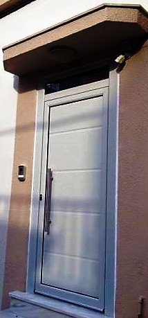 Πόρτα κυρίας εισόδου κρύα με φεγγίτη